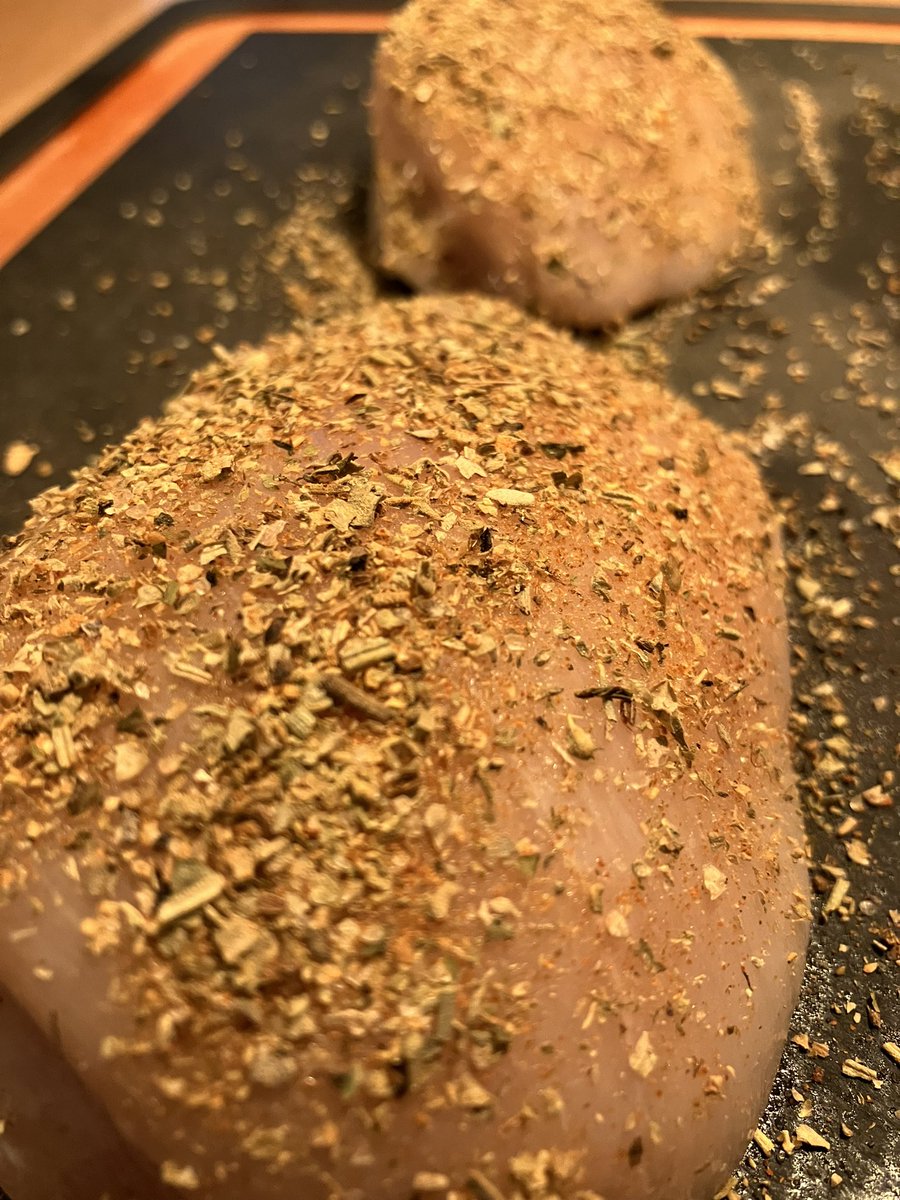 deDanivoBaar's tweet photo. Guten Abend
Ich smoke 💨
Gewürzt mit:
-Hänchengewürz von Ankerkraut
-Paprika
-Orangenpfeffer
#Pouletbrust #100Grad
Und ab in den @TraegerGrills https://t.co/96TyrSyBD1