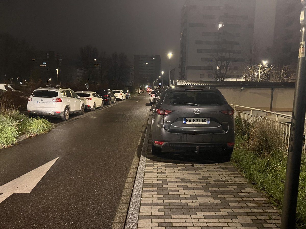 waddict67's tweet photo. Quand la @BanquePopulaire organise une soirée au point d’eau à @villeostwald ça donne ça. @PoliceNat67 @NadiaZourgui poussettes, PMR, piéton·ne·s, on peut aller crever sur la route. Honteux. À vomir. https://t.co/TyXyZHIcJd