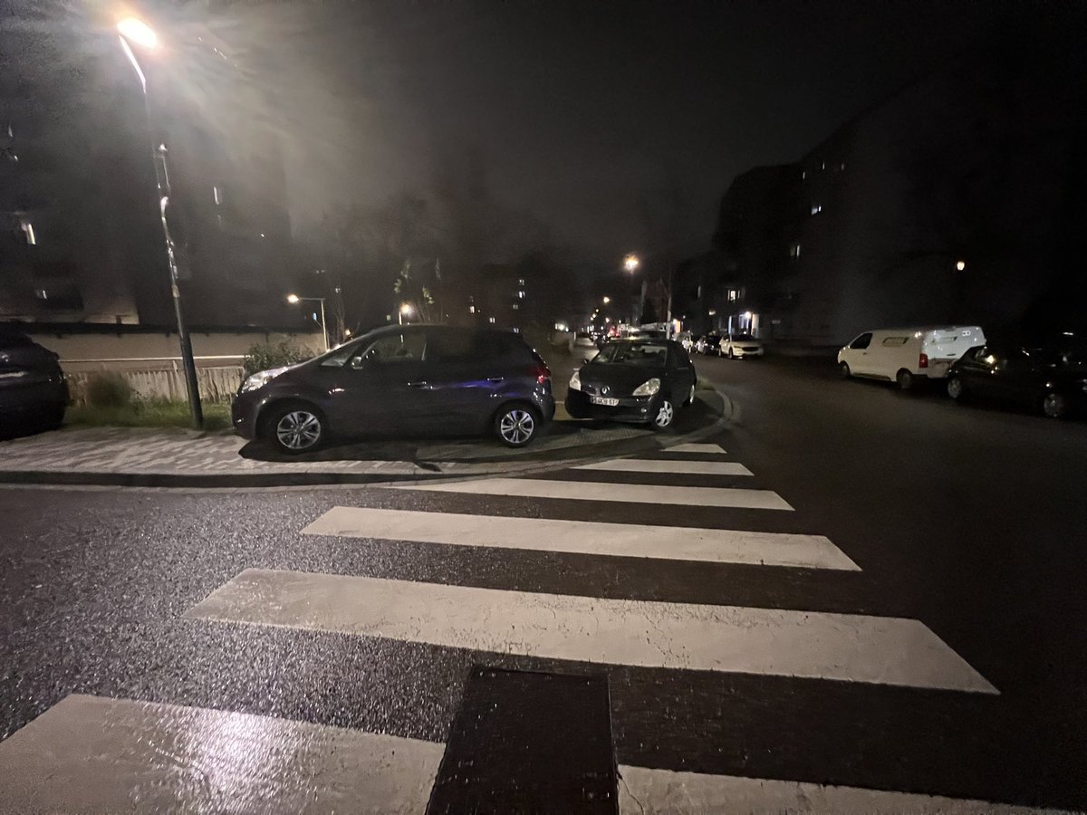 waddict67's tweet photo. Quand la @BanquePopulaire organise une soirée au point d’eau à @villeostwald ça donne ça. @PoliceNat67 @NadiaZourgui poussettes, PMR, piéton·ne·s, on peut aller crever sur la route. Honteux. À vomir. https://t.co/TyXyZHIcJd