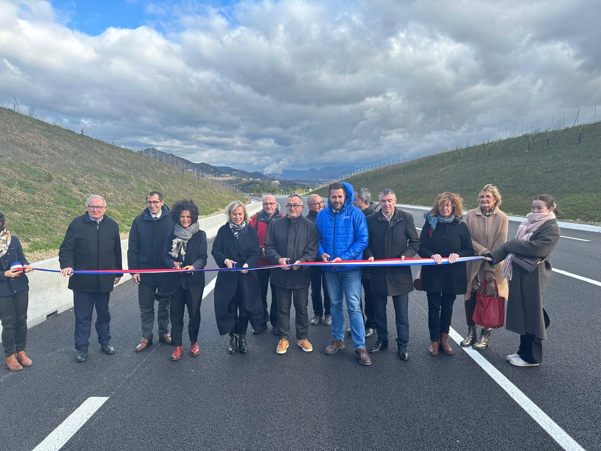 Prefet07's tweet photo. #Inauguration |
La préfète de l’Ardèche, Sophie Elizéon était présente ce mercredi 4 décembre, à l’inauguration du contournement du Teil qui s’est déroulée en présence de Fabienne Buccio, préfète de la région Auvergne-Rhône-Alpes, préfète du Rhône, des maires du Teil, Olivier Peverelli et de Rochemaure, Olivier Faure et du président du Conseil départemental, Olivier Amrane.

Cette journée a marqué la concrétisation d’un projet d’envergure, rendu possible grâce à l’engagement de l’État, qui a assumé 70% du montant total des travaux, et celui du conseil régional et du conseil départemental.

Cette déviation, techniquement complexe, respecte l’environnement et la qualité des sites traversés ; son ouverture le 31 janvier prochain améliorera la mobilité de l’ensemble des usagers de la RN 102 et le cadre de vie des habitants du centre ville du Teil.