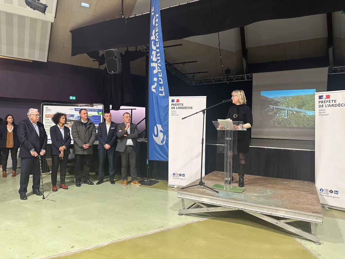 Prefet07's tweet photo. #Inauguration |
La préfète de l’Ardèche, Sophie Elizéon était présente ce mercredi 4 décembre, à l’inauguration du contournement du Teil qui s’est déroulée en présence de Fabienne Buccio, préfète de la région Auvergne-Rhône-Alpes, préfète du Rhône, des maires du Teil, Olivier Peverelli et de Rochemaure, Olivier Faure et du président du Conseil départemental, Olivier Amrane.

Cette journée a marqué la concrétisation d’un projet d’envergure, rendu possible grâce à l’engagement de l’État, qui a assumé 70% du montant total des travaux, et celui du conseil régional et du conseil départemental.

Cette déviation, techniquement complexe, respecte l’environnement et la qualité des sites traversés ; son ouverture le 31 janvier prochain améliorera la mobilité de l’ensemble des usagers de la RN 102 et le cadre de vie des habitants du centre ville du Teil.