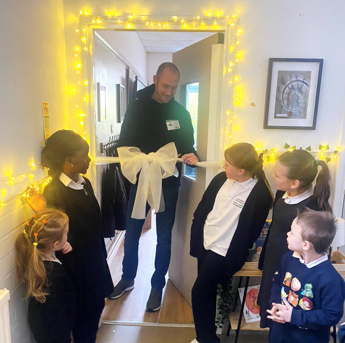 PaulCurtisArty's tweet photo. I had the great honour of officially opening the new art centre at @PrimaryGrove in New Ferry, #Wirral.
I talked the pupils through some of the secrets of painting #murals & we discussed all the #StreetArt I have painted in #NewFerry (18 in total)
#artcentre #paulcurtis #art https://t.co/wqkm1IuSpb