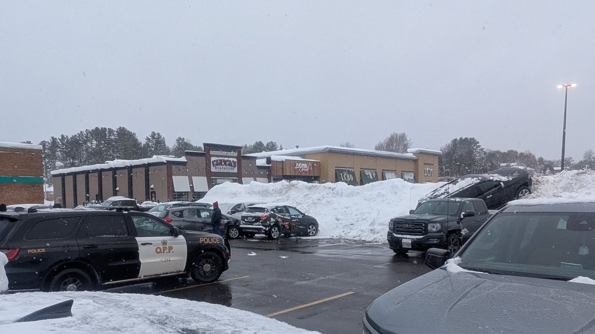 TonyMLeitao's tweet photo. avoid east side of parking lot at #foodbasics in #bracebridge @Muskoka411 https://t.co/59cj9Ha55q