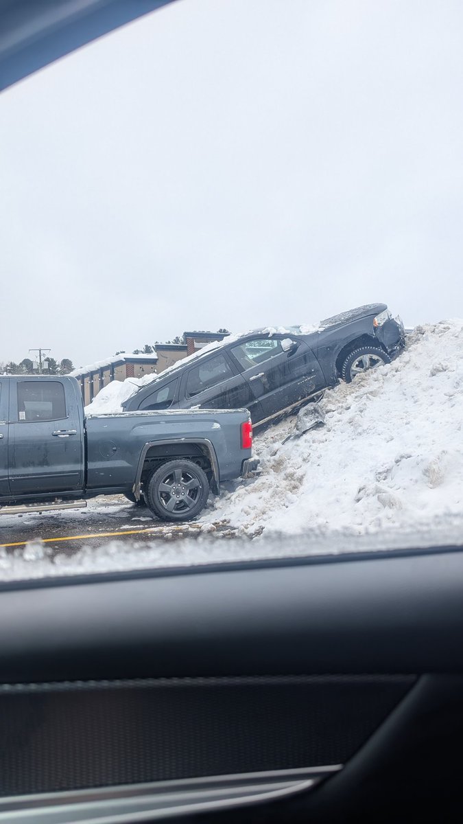 TonyMLeitao's tweet photo. avoid east side of parking lot at #foodbasics in #bracebridge @Muskoka411 https://t.co/59cj9Ha55q