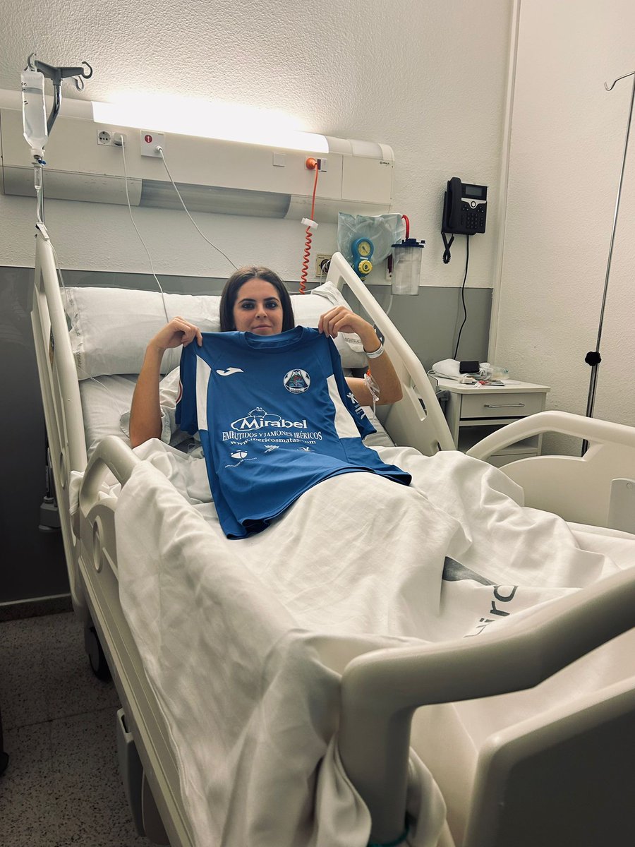 Irene Alfonso, ha sido intervenida con éxito de su lesión de LCA. 
Sabemos que te queda un largo y duro proceso de recuperación. No cuentes los días que te quedan, sino los días que vas restando para estar con tus compañeras.  Estamos contigo y te esperaremos  🫶🏻💙