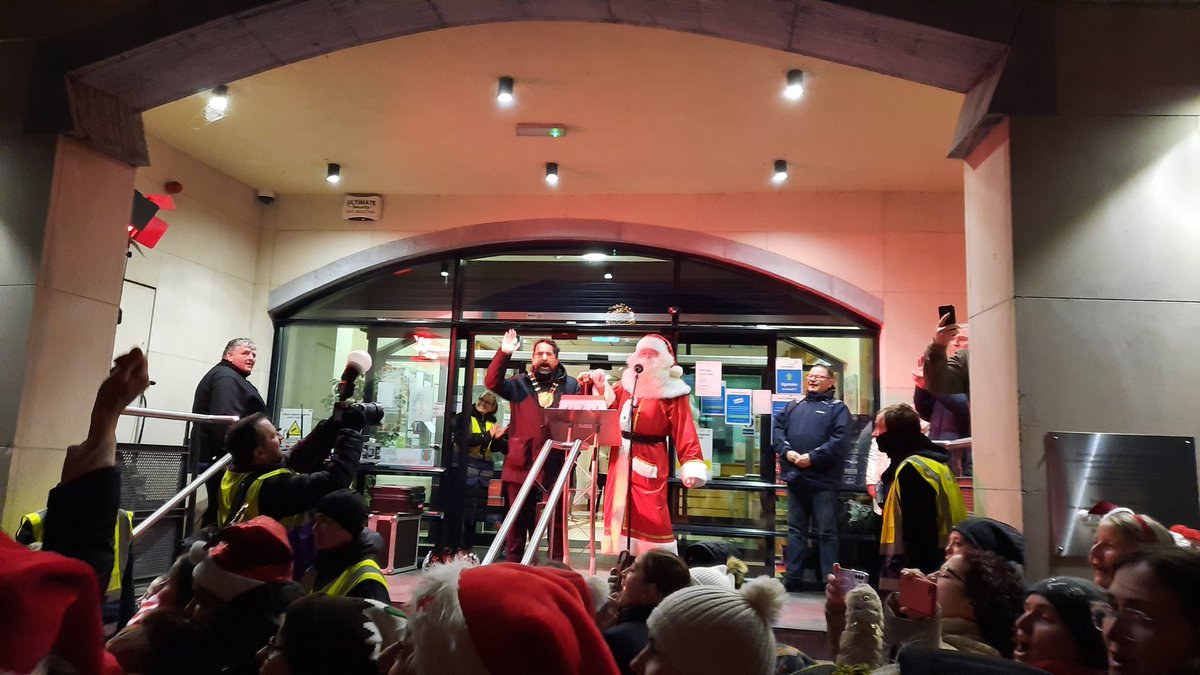 Fingalcoco's tweet photo. Nollaig Shona ó Baile Brigín. Happy Christmas from Balbriggan as the Christmas lights are switched on 🥳 ☃️ https://t.co/xuTAs5zbap