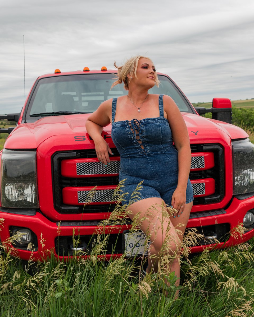 FemaleRancher's tweet photo. Fresh new photo shoots available at https://t.co/10OqYdz6wV
Use FFR28 as a code to get a discount!
#Farmer #Rancher #FarmLife #RanchLife #FYP #FarmGirl #CountryGirl #Country #Pasture #Ford #FordTruck #Diesel #ForDiesel #DieselTruck #2Ton #Flatbed #CountryTruck #FarmTruck https://t.co/5ysVqVNiXz