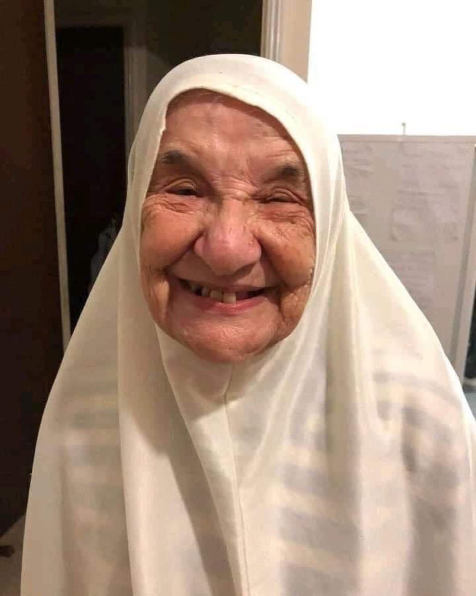mondemuslims's tweet photo. Grand-mère embrasse l'Islam à l'âge de 84 ans 🥹❤️🖤🔗 https://t.co/8akuq55rtA