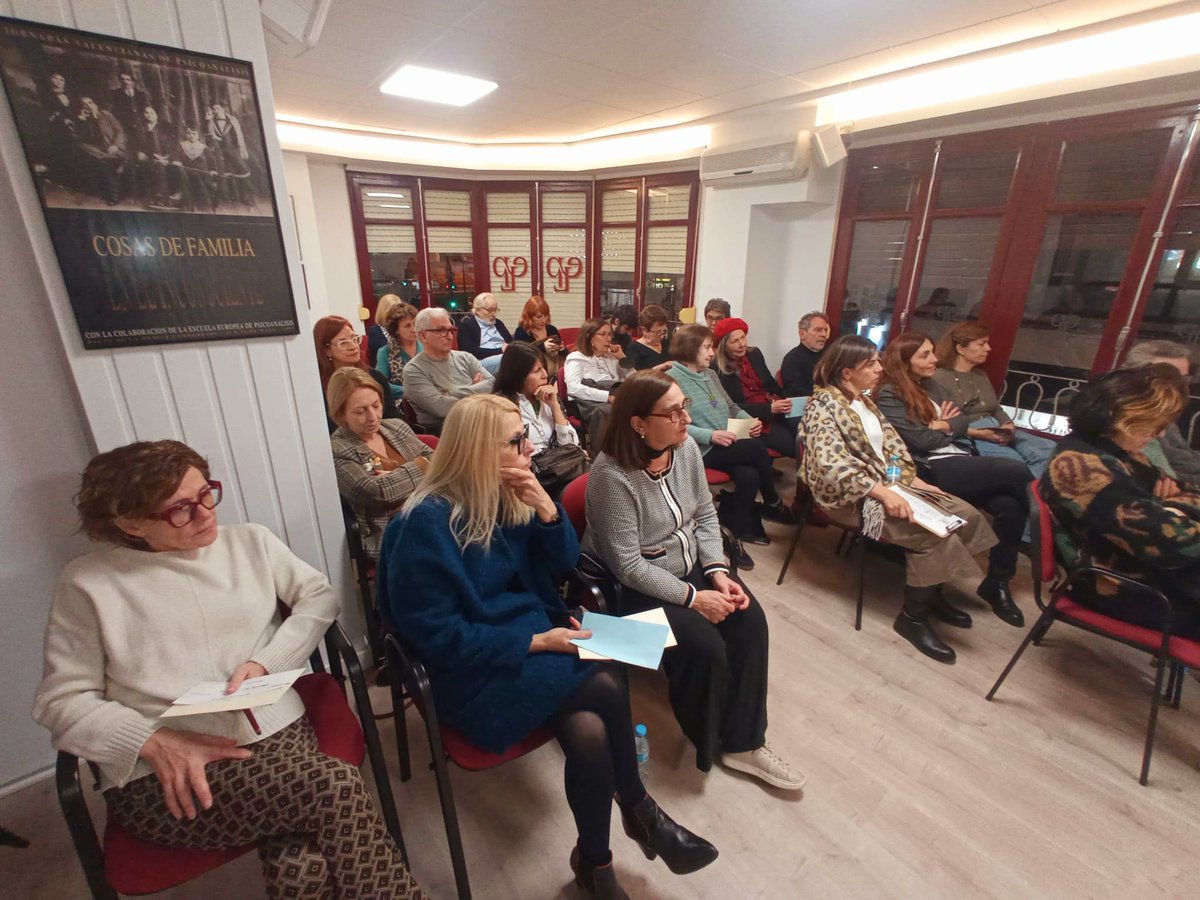 elp_cv's tweet photo. ¡Anoche fue noche de permutación y emociones en la Comunidad Valenciana de la ELP!
La Junta Directiva saliente compuesta Carolina Salinas como Dra, Rosa Durá, Carolina Martini y Lorena Oberlin, dio paso a ... https://t.co/2zqKPSZ8cd
