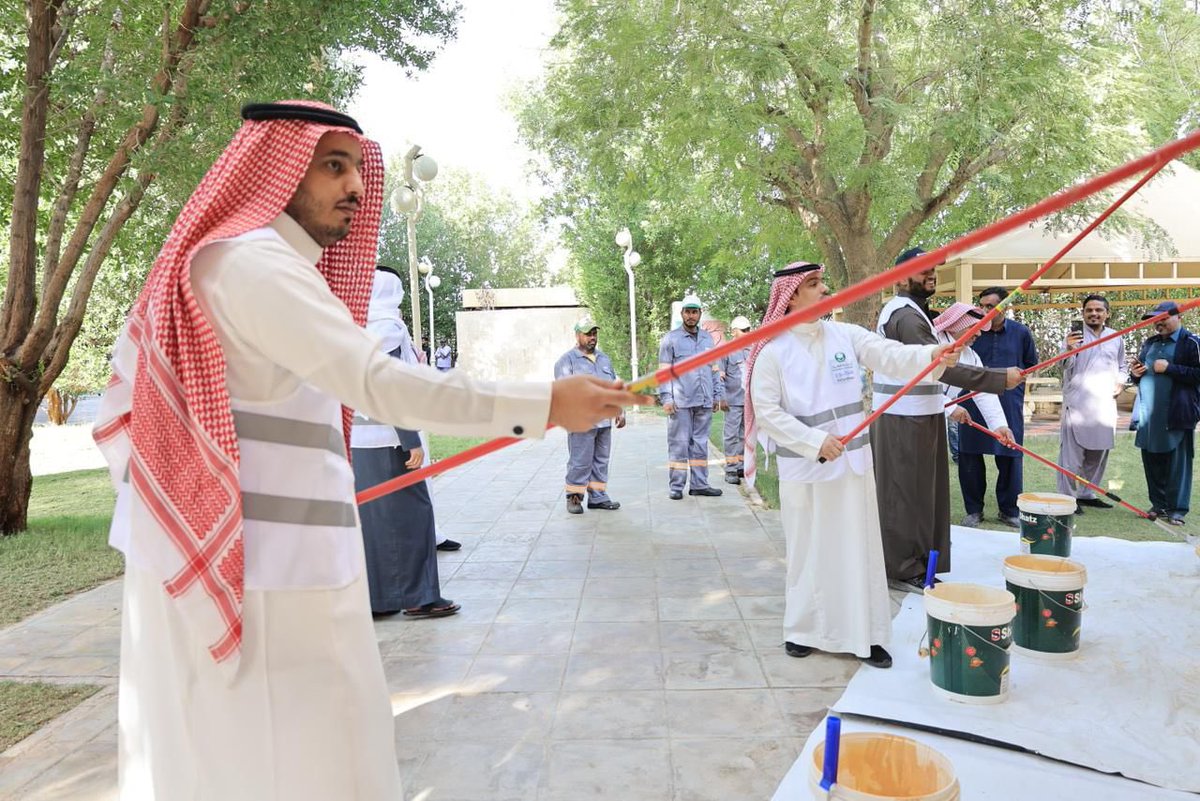 shaqra1's tweet photo. بمناسبة اليوم العالمي للتطوع والذي يوافق 5 ديسمبر 2024 م  فعلت #بلدية_شقراء احتفاء مبسط تضمن التاكيد على اهمية العمل التطوعي كقيمة انسانيه نبيله وكذلك ابراز جهود المتطوعين وتفعيل اعمال تطوعية بحديقة البلديه بحي الشفاء وسط مشاركه فعاله من المتطوعين https://t.co/Kjxv9NdB0t