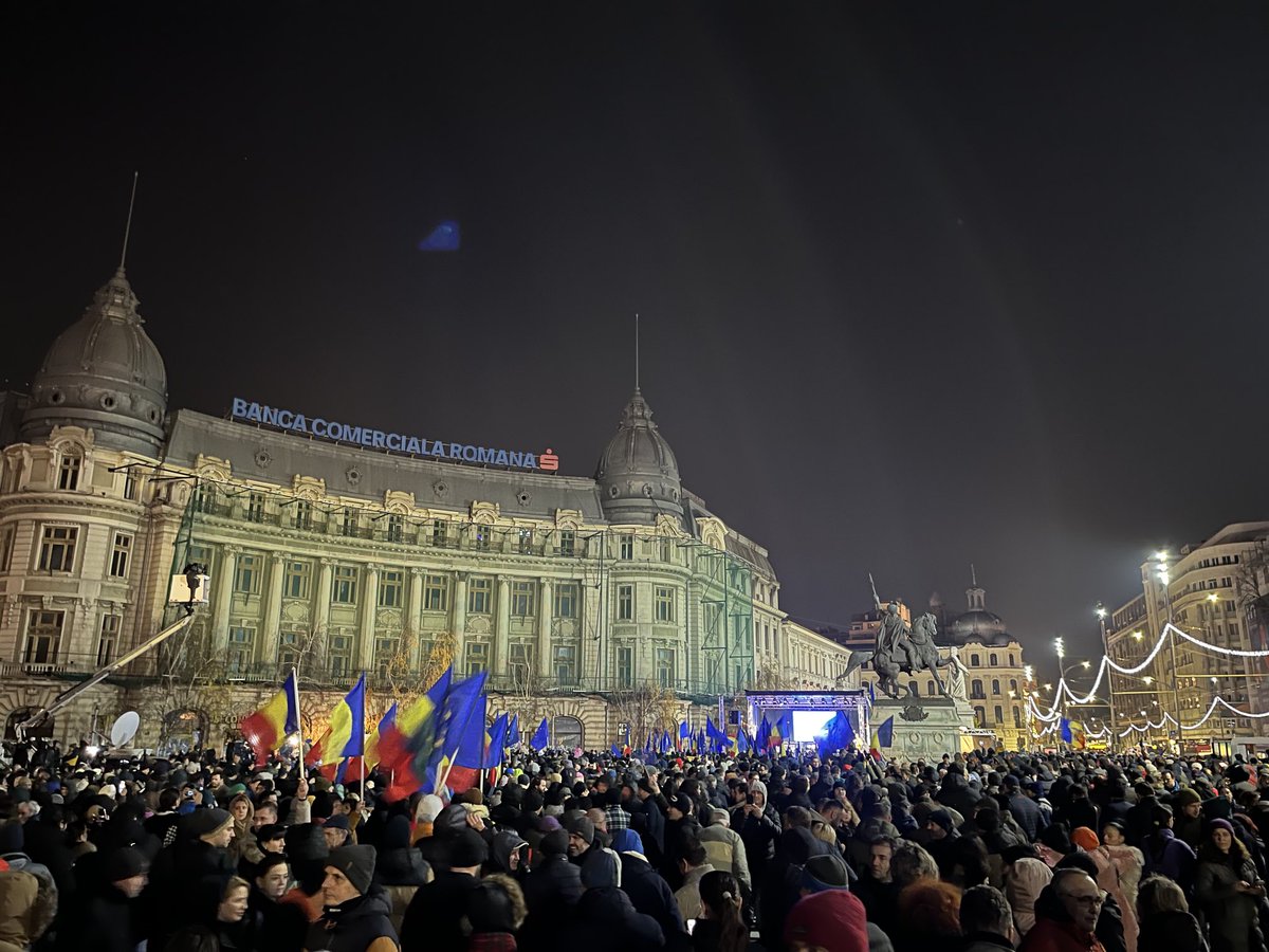 In Bucharest tonight. Big pro-European rally, “Romania Hopes”. Thousands have turned out in the cold in University Square, with EU &amp; Romanian flags. A lot is riding on Sunday’s 2nd round presidential election, with far-right EU &amp; NATO critic Calin Georgescu the favourite to win.