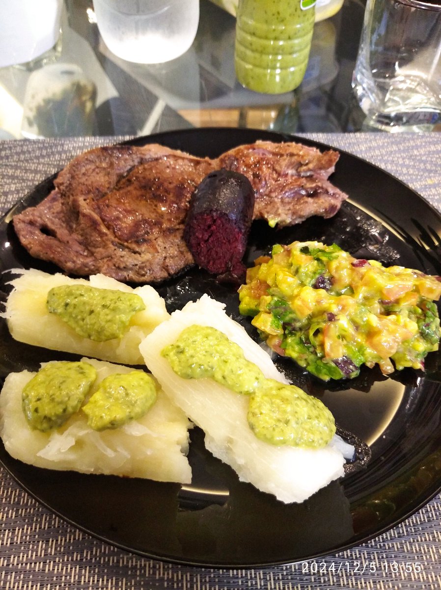 OdetteGomez61's tweet photo. Buen apetito 😋 mis 💙 Azulejos 💙 hermosos 😋 hoy tocó Bisteck 🥩 de solomo de cuerito a la plancha, media morcilla, ensalada y yuca con su guasacaca 😋 #AquíSeComeSaludable 
#ComidaSaludable #Proteína #Vegetales #SinAzúcar #SinGrasas #SinGluten #SeVieneEnero 
#BajandoCalorías https://t.co/dDJfELtbC0