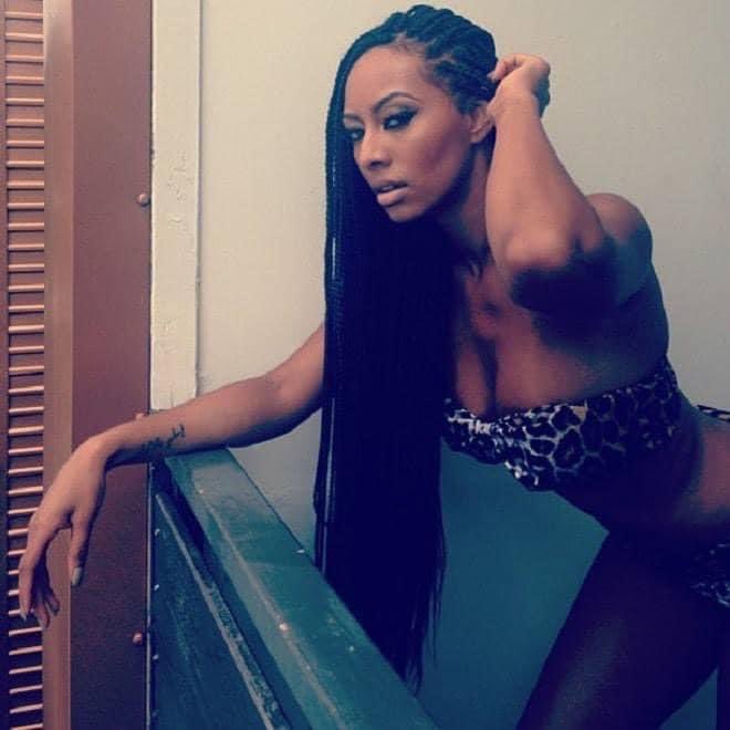 elmusicfeelings's tweet photo. 🎂 Keri Hilson fête ses 42 ans. souvent sous-estimée, mais c'est pourtant une parolière et arrangeuse qui ne manque pas de talent.
On la résume souvent à son image de bimbo ( et elle en a beaucoup joué) mais c'est une des seules chanteuses de R&B de sa génération, qui sait écrire, composer, produire et dont on peut en plus reconnaitre la patte quand elle le fait.
Elle fête aujourd'hui ses 42 ans.

👉 Si vous ne deviez retenir qu'UNE chanson d'elle?