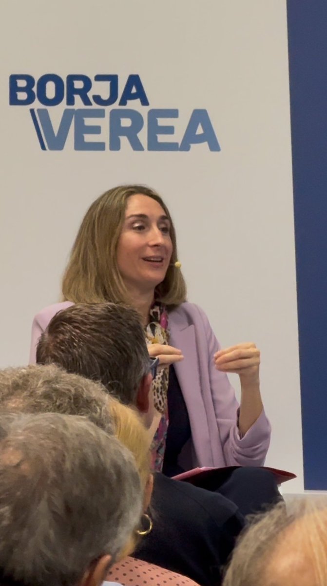 borja_verea's tweet photo. 🔝 A #Constitución é a norma que protexe as nosas #liberdades e que limita o poder dos gobernantes 🗣️
💙#Grazas ás 100 persoas que abarrotaron o Espazo Cultural #CompArte de @PopularesStgo , e a Roberto Blanco Valdés e Raquel Marañón polas súas #intervencións 🙏🏽 https://t.co/kNf3zk6hBD