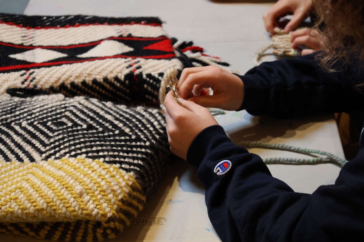 CoastMtnAcademy's tweet image. Grade 9 class students had the incredible opportunity to participate in a hands-on traditional weaving workshop with Spelexilh Anjeanette (Angie) Dawson of the Sḵwx̱wú7mesh Úxwumixw.
Thank you Angie for sharing your deep knowledge and skills. #culturallearning #traditionalarts