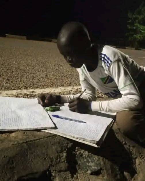 AfricanHub_'s tweet photo. A boy in Katakwi, Uganda 🇺🇬 is pictured writing his notes at night using street lights. The dream is alive and can surely get better.

Your comments on this https://t.co/ETN2epTiV8
