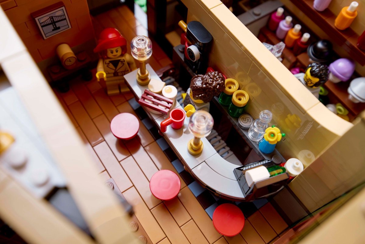 blocksmagazine's tweet photo. What is your favourite place to eat in LEGO City
Pictured is the interior and exterior of 10350 Tudor Corner - specifically, the cozy inside of the Old Guarded Inn.
#LEGO #AFOLs #ModularBuildings https://t.co/K4ae1odr1z