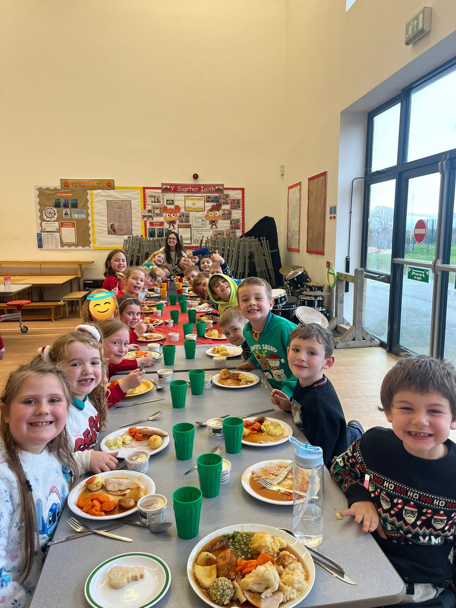 Misstaylor24117's tweet photo. Diolch i Sandra am y cinio Nadolig blasus!🍴
Thank you Sandra for the delicious Christmas dinner!🎄 https://t.co/zLm2Kf0stb