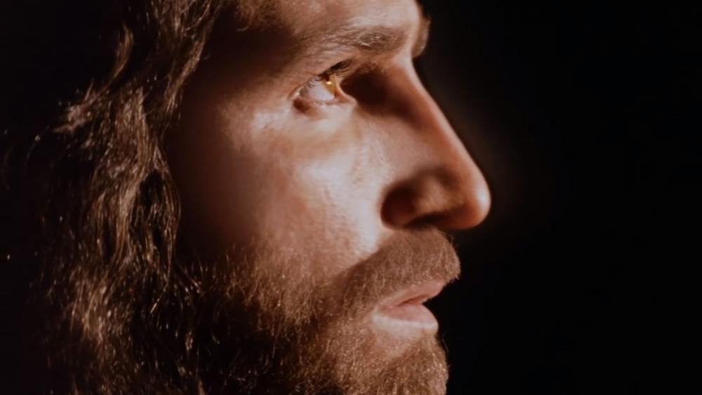 Alexalvz12's tweet photo. La película fue acusada de violencia extrema, antisemitismo y mucha mucha sangre. Mel Gibson declaró al respecto: "Yo quería que fuera explícita (...) para que vieran que alguien pudo soportar todo ello y, sin embargo, continuar transmitiendo amor y perdón". https://t.co/Tz82gJ9Pb0