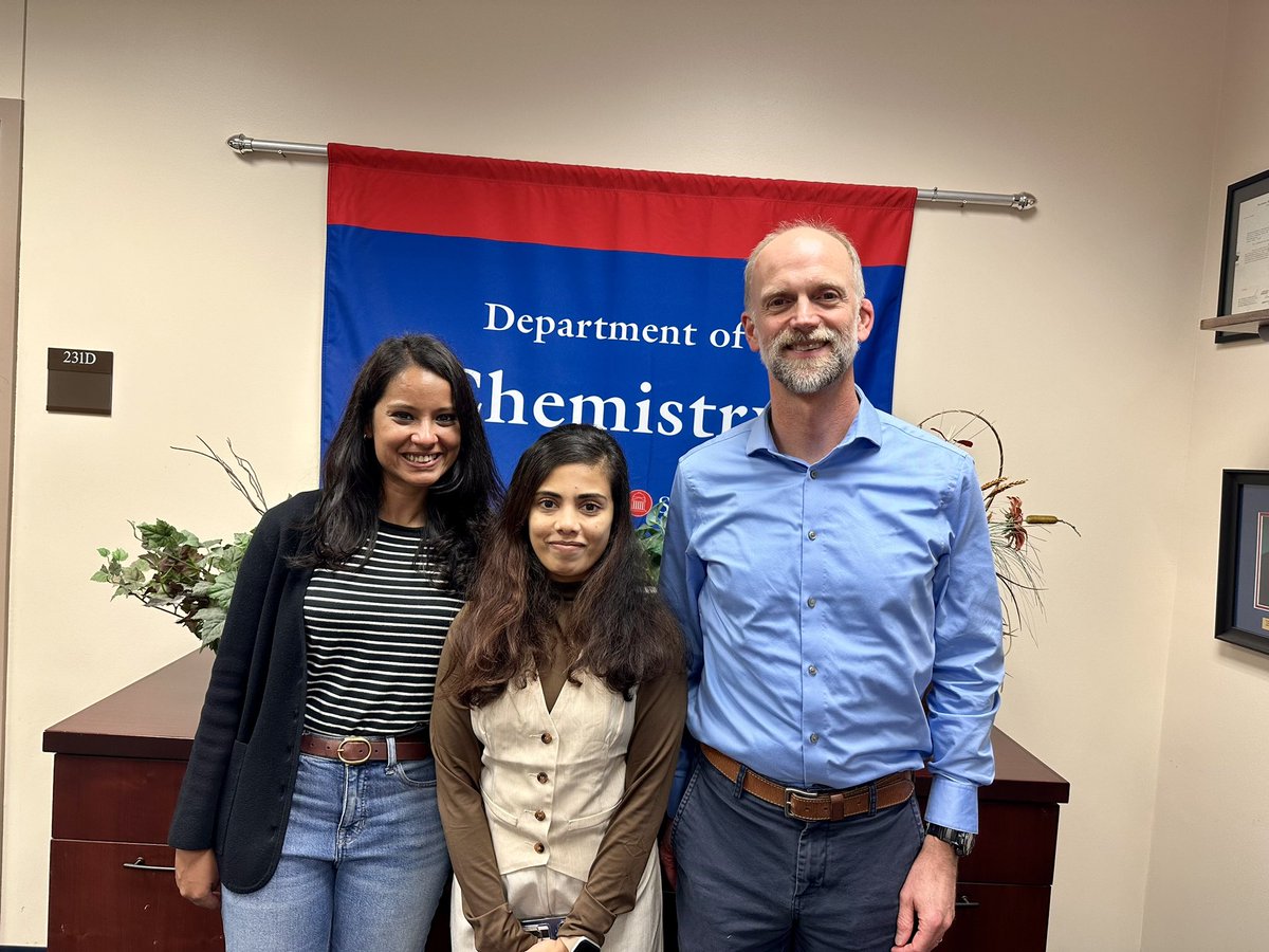 DasLabSMU's tweet image. So excited to share my first grad student, Nethmini @Mini_Chemist93 successfully defended her PhD thesis yesterday.. congrats Dr. Ariyarathna!.. Also many thanks to Prof. Lee Slaughter @SlaughterLab for serving as her external chair…
