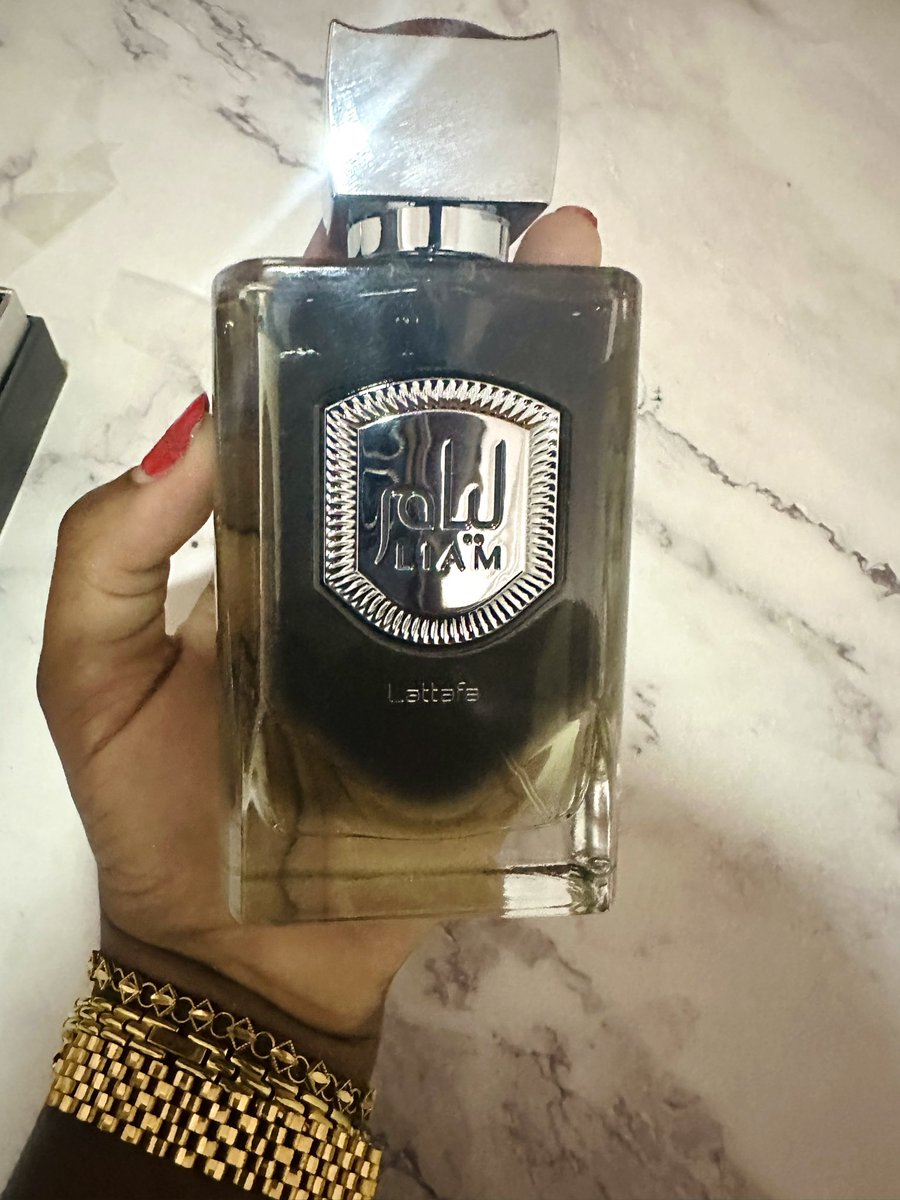jamstarrrr's tweet image. Day 4 of randomly unboxing new bottles 

#SOTN Lattafa Liam Grey

It’s like a sweet fruity chai with aromatic and woody notes
I really love this one cos even tho it’s cheap it doesn’t have a blast of alcohol or syntheticness to it
Also I got 2 bottles for free from friends 🕺🏽🕺🏽🕺🏽
