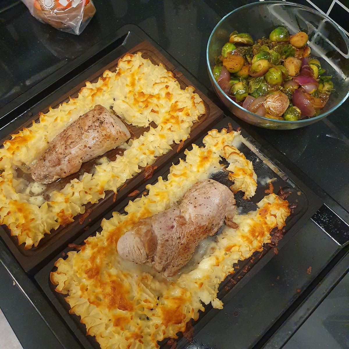 CardinalBirb's tweet photo. food diary. Pork with Mashed Potatoes (Plankstek stil) and Brussel Sprouts with Onions https://t.co/bR5NunGZry