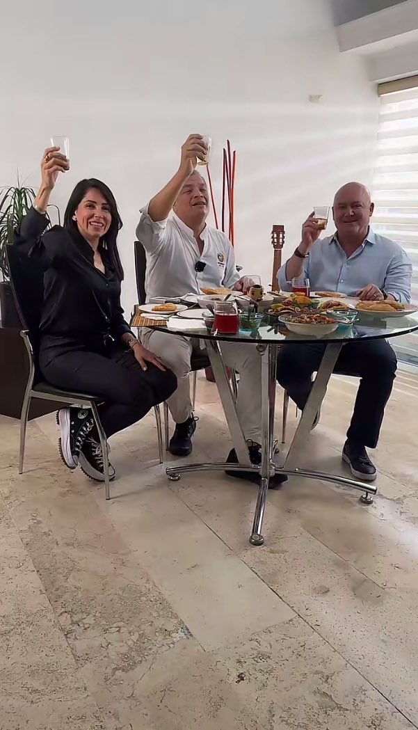 MashiRafael's tweet photo. Gracias a los 60 mil espectadores que hoy compartieron conmigo el live Almorzando con el mashi, último programa del 2024 que tuve el honor de compartir junto con @LuisaGonzalezEc y @DiegoBorjaPC desde México.
¡Qué viva Quito! Felices fiestas. 
Un abrazo 
#RevivirEcuador https://t.co/koRvBQw4jf