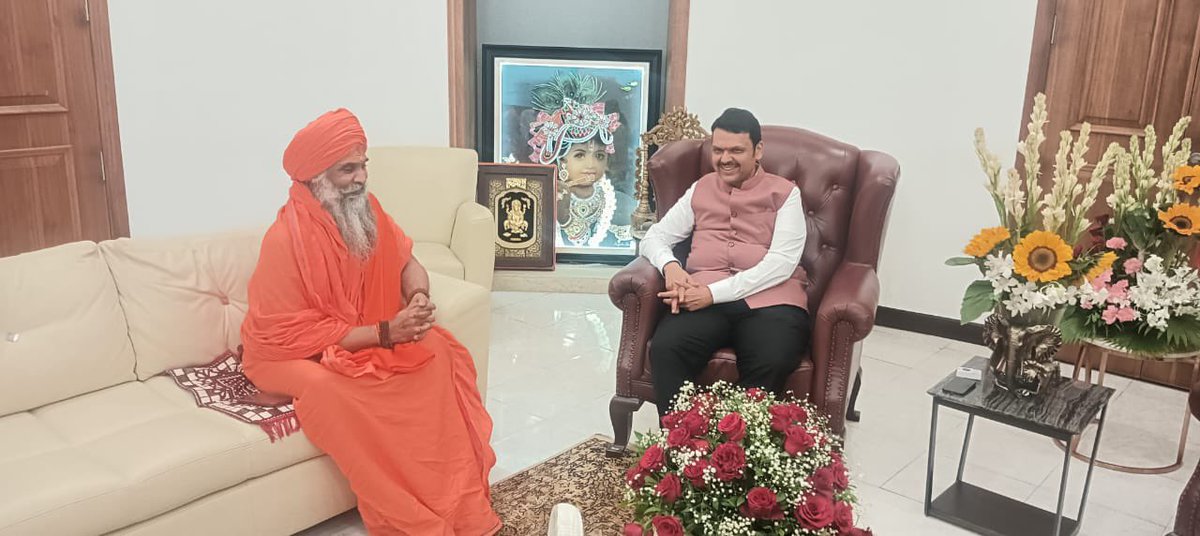 BYogiUmeshnath's tweet photo. आज मुंबई में @Dev_Fadnavis जी के महाराष्ट्र के #मुख्यमंत्री बनने पर मुख्यमंत्री निवास पर पहुंचकर देवेंद्र फडणवीस जी, श्रीमती @fadnavis_amruta जी को पूज्य स्वामी जी ने बधाई शुभकामनाएं और बाबा महाकाल का आशीर्वाद स्वरूप शिरोपा भेंट कर शुभेच्छा प्रकट की।
#DevendraFadnavisForCM #BJP https://t.co/4iflgS26BB