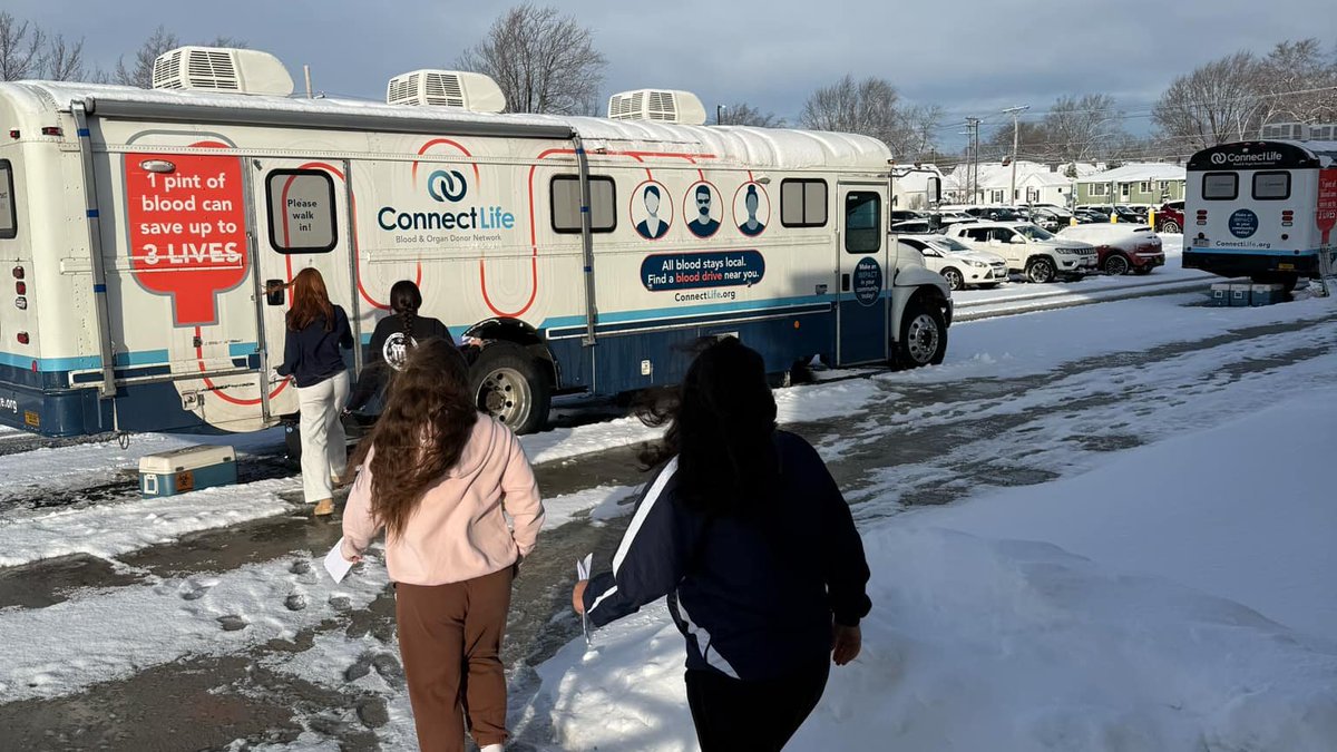 weconnectlife's tweet photo. While the snow has forced other blood drives to be cancelled today...it didn't stop Kenmore East High School @ktufsd!
They worked tirelessly to fill appointments and help make this drive possible. All of WNY thanks you! π«Άπ #lifesavers #blooddonors #weconnectlife https://t.co/Lfo7gGsLzY