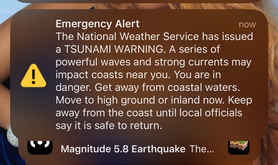 Xalezander's tweet photo. TSUNAMI WARNING IN CALIFORNIA HELLO? https://t.co/ovDotB6XOE