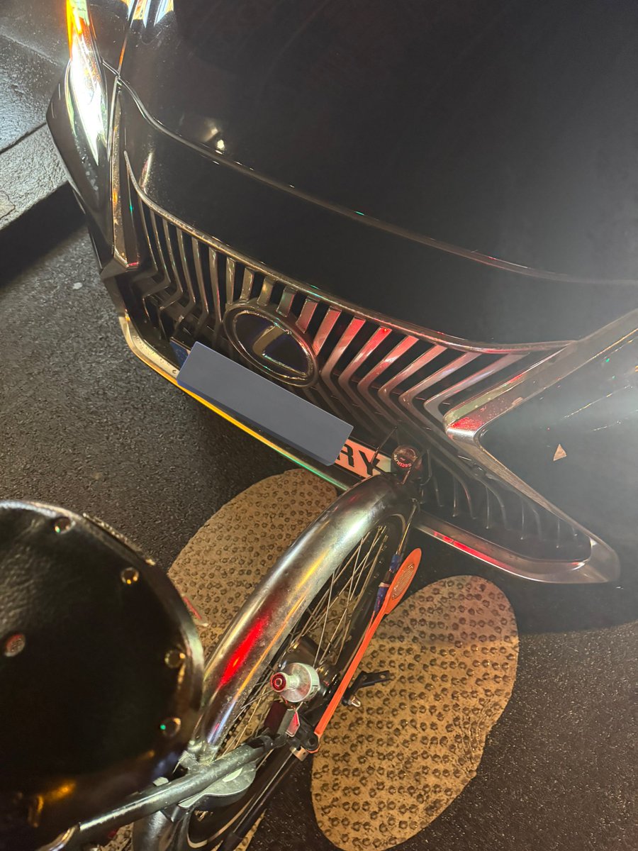 D’apres comment ceci s’est produit ? 
A- j’ai grillé le feu
B- c’est la faute du cycliste
C- c’est la faute d’hidalgo
D- j’étais arrêté au feu rouge et ce gentil taxi est venu me pousser. Son client m’a insulté et proposé de faire des choses sales à ma maman et à moi.