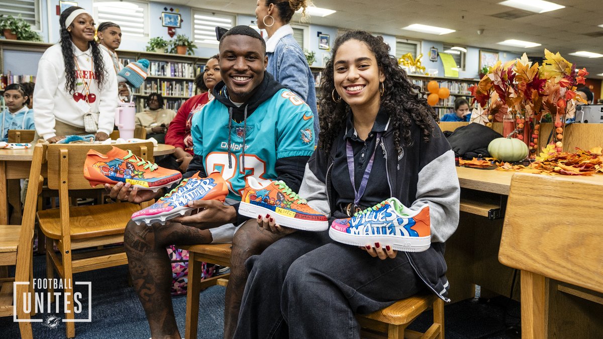 FinsOffTheField's tweet photo. Fresh kicks for Week 14! 👟✨

@malik_w2 and @dolphinscheer surprised Mariana, this year's #ValuesMatterMiami cleat design winner, with a custom pair of shoes— and revealed he’ll be rocking her design this weekend for #MyCauseMyCleats!

Congrats to Mariana on her amazing design! 🙌 #FootballUNITES