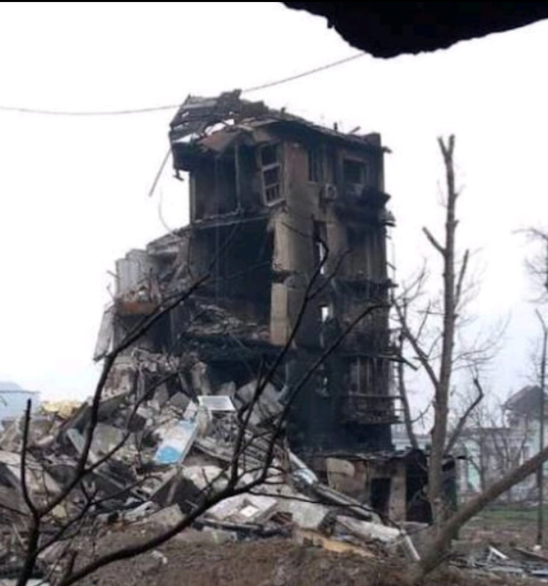 4LEX5's tweet photo. Questo è uno dei casi di ciò che il superstite racconta Morskyi Blvd 2: una palazzina bombardata dai russi nella quale almeno dieci persone sono rimaste uccise. Polverizzata coi suoi abitanti prima ancora che l'intero quartiere venisse demolito. https://t.co/BtlmJzc1Uy