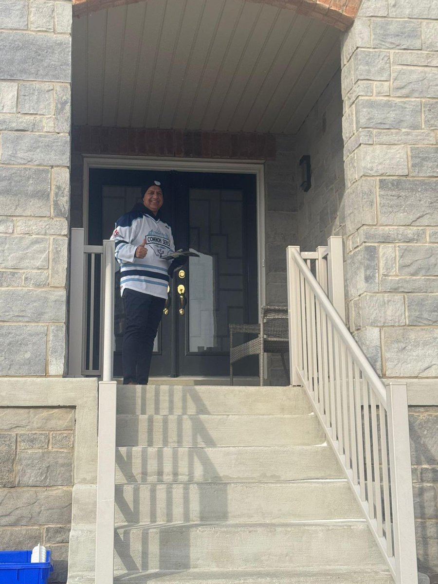 NadeemAkbar2026's tweet image. Kicking off December with a weekend of canvassing in Burlington North-Milton West! Despite the cold, connecting with residents and hearing your priorities keeps us energized and focused on building a stronger community.

#TimeForChange #TrudeauHasToGo #ConservativeSolutions