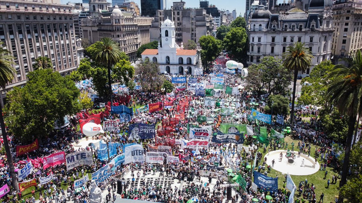 AgenciaElVigia's tweet image. Masiva concentración de las dos CTA y Movimientos Sociales en Plaza de Mayo para protestar contra el ajuste de Javier Milei