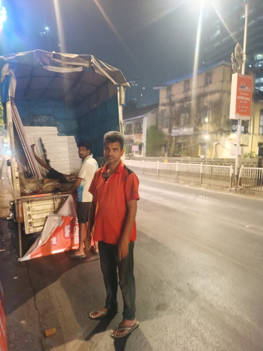 sandesh701's tweet photo. @BJP4Maharashtra
@BJP4Mumbai
 किती हे गतिमान सरकार
शपथविधी सोहळा झाल्यावर लागताहेत फलक गुरुवारी रात्री १२ वाजता एल्फिस्टन ब्रिजवर जोरात काम सुरू https://t.co/neDfnl6Gig
