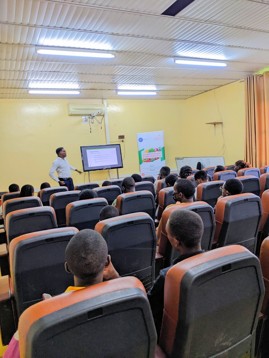 Today we had a very interesting capacity building session on #ResearchInHealth

Big thanks to all the participants and our amazing trainer <a href="/celosrenos/">Celestin Niyomugabo</a> <a href="/VONSUNGLLC/">VONSUNG</a> for a highly engaging and insightful training session! Looking forward to more learning ahead! #RNSACapacityBuilding