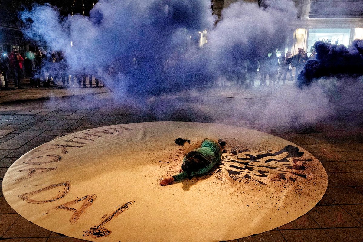 sortuEH's tweet image. Indarkeria matxista egiturazkoa da, bizitzako espazio oro zeharkatzen du, eta baditu milaka aurpegi: ezeztatzea, publizitate sexista, umore matxista, umiliatzea, mehatxatzea, sexu erasoak, bortxaketak... 

Guztiak berberak ez izan arren, zapalkuntza sistema bera elikatzen dute.