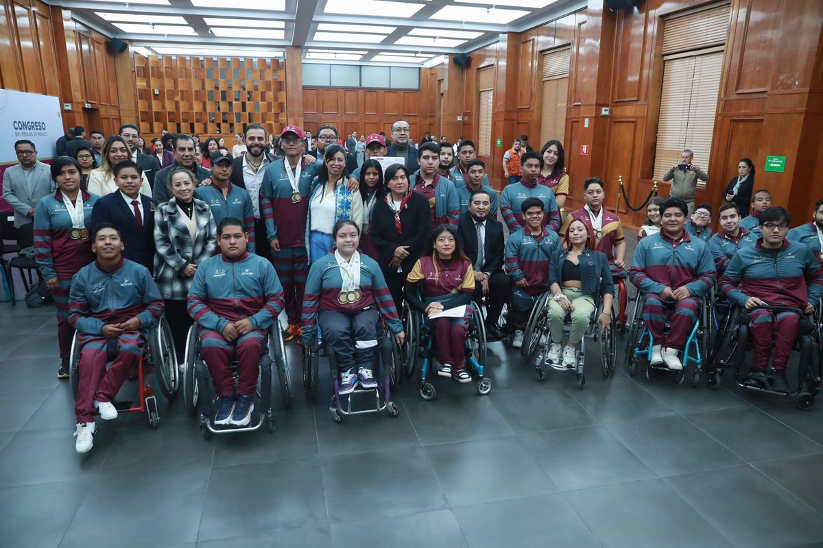 DipMorenaEdomex's tweet photo. 🥇La diputada de #morena, Nelly Brigida Rivera Sánchez, reconoció la fortaleza de los 60 deportistas paralímpicos que participaron en los Juegos Paranacionales #CONADE2024.🧑🏻🦽
Nuestra compañera reafirmó su compromiso de impulsar Escuelas del Deporte Adaptado en los 125 municipios y destacó el trabajo en equipo como valor fundamental del deporte, así como la labor de Manuel Sotomayor, Director General de Cultura Física y Deporte.
