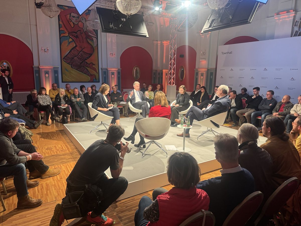 Nico Lange (@nicolange_) on Twitter photo In der schönen Stadt Naumburg/Saale sind viele Menschen ängstlich, wütend, manche auch verbissen. Bei #zeitenwende on tour <a href="/MunSecConf/">Munich Security Conference</a> <a href="/alfredlandecker/">Alfred Landecker Foundation</a> sprechen wir im demokratischen Dialog miteinander. Auch wenn alle Seiten das manchmal als Zumutung empfinden. In der schönen Stadt Naumburg/Saale sind viele Menschen ängstlich, wütend, manche auch verbissen. Bei #zeitenwende on tour <a href="/MunSecConf/">Munich Security Conference</a> <a href="/alfredlandecker/">Alfred Landecker Foundation</a> sprechen wir im demokratischen Dialog miteinander. Auch wenn alle Seiten das manchmal als Zumutung empfinden.