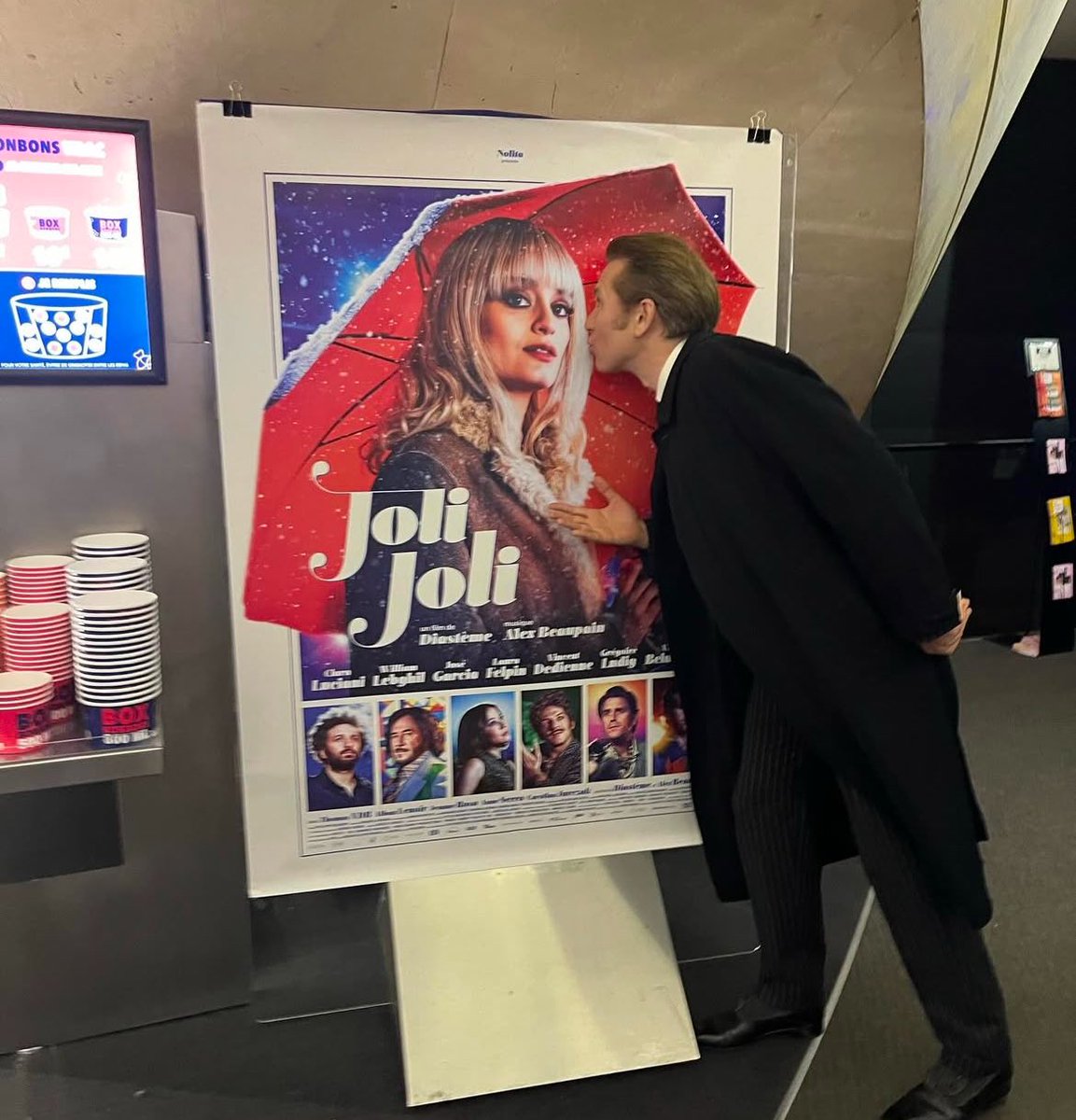 . <a href="/claraluciani/">Clara Luciani</a> va jouer dans une comédie musicale ! Le film s’appelle « Joli Joli » et sera disponible dès le 25 décembre 🥰🎅🏻
Hâte qu’il sorte ! 🤩