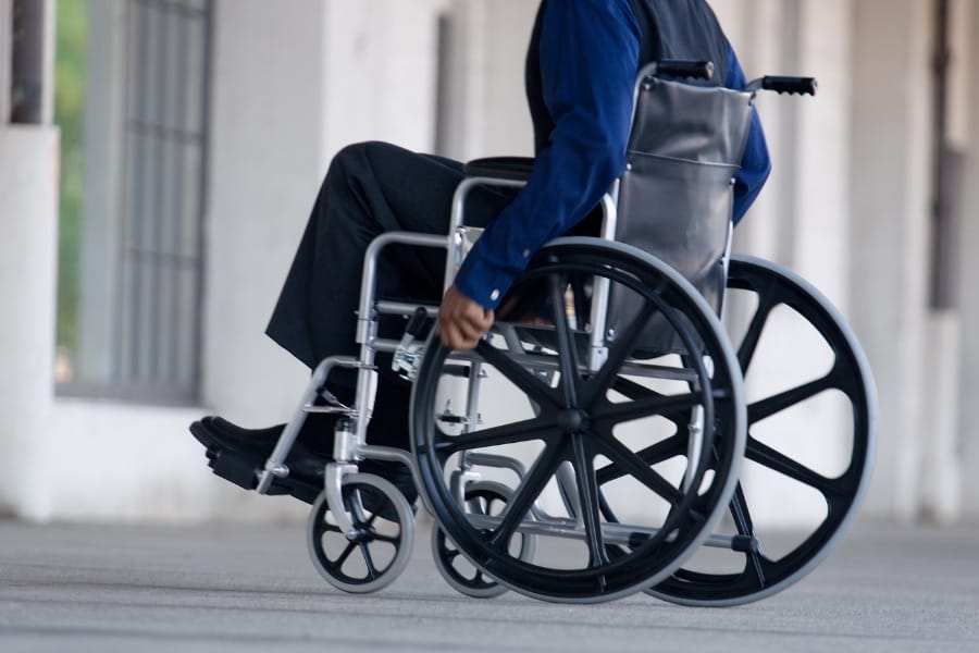 physiomedix's tweet photo. Wheelchair Mobility Skills  🧵
A quick review on the ways you can reduce the effort used while using a wheelchair. 
1/. How to Push Correctly with less effort 👌 
Assume you’re operating an analogue watch ⌚️ 
Push from 10 o'clock to the 2 o’ clock position. 
Use a long, smooth action.