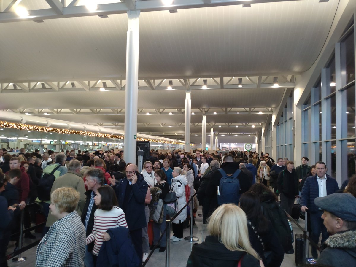 MarcoFunkEU's tweet photo. What's going on @BrusselsAirport ? Security is usually fast, but this is a nightmare. People are missing their flights.. https://t.co/yaDCMNiLp8