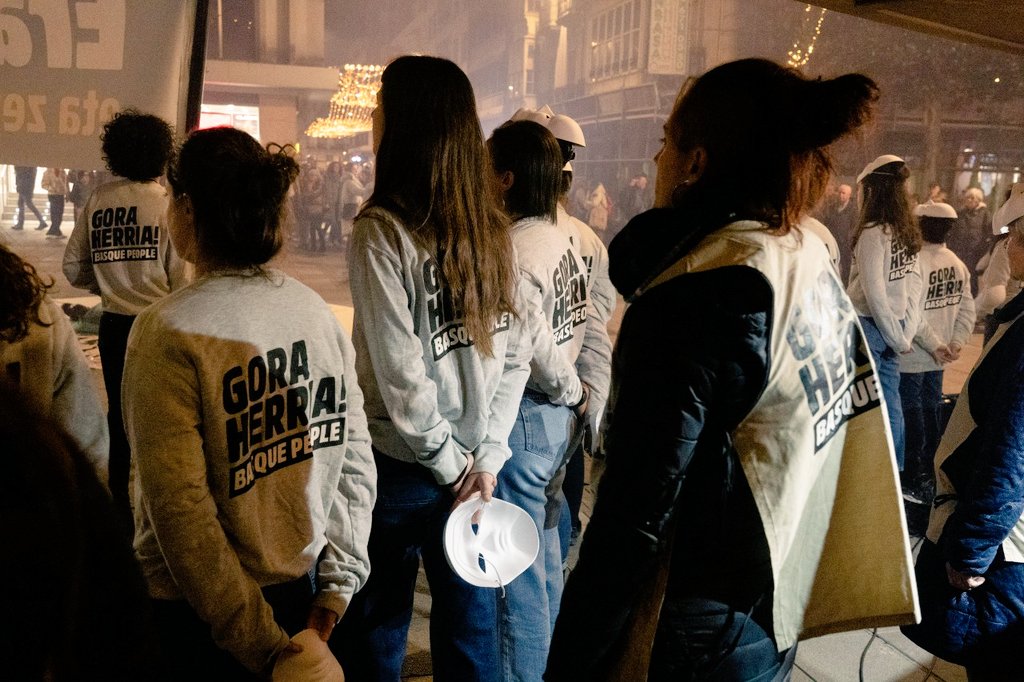 sortuEH's tweet image. Erailketa baten aurrean guztiok ez dugu erantzukizun bera, baina badugu guztiok ere geure buruari zer galdetu: "zer egin dugu? Eta zer egingo dugu? Ari algara ematen indarkeria matxistari daukan dimentsioa eta garrantzia?".

Justizia feminista, orain!