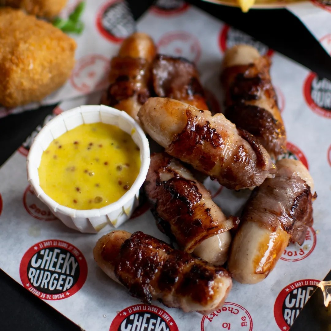 Let's take a moment to praise the wonder of Christmas sides. Dishes without which, Christmas lunch just wouldn't be the same! Tell us your favourite side dishes...for us it's definitely the mighty pig-in-blanket! 
Thanks @cheekyburgercompany for the photo!