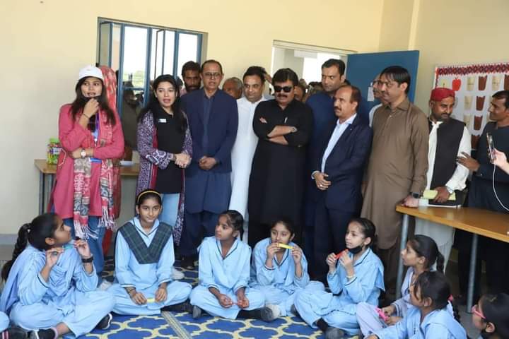 AltafSamoo1's tweet photo. -تھرپارکر ایٹ مٹھی-
*وزیر تعلیم سندھ سید سردار علی شاہ*

وزیر تعلیم و ترقی معدنیات سندھ سید سردار علی شاہ نے تھرپارکر کے شہر مٹھی میں دو روزہ سائنس فیسٹیول کا افتتاح کردیا۔

اس موقع پر مختلف سرکاری و نجی اسکولز کے بچوں کی طرف سے مختلف سائنسی ماڈلز اور آئیڈیاز نمائش پیش کیے گئے۔ https://t.co/Uw9GsXqTES