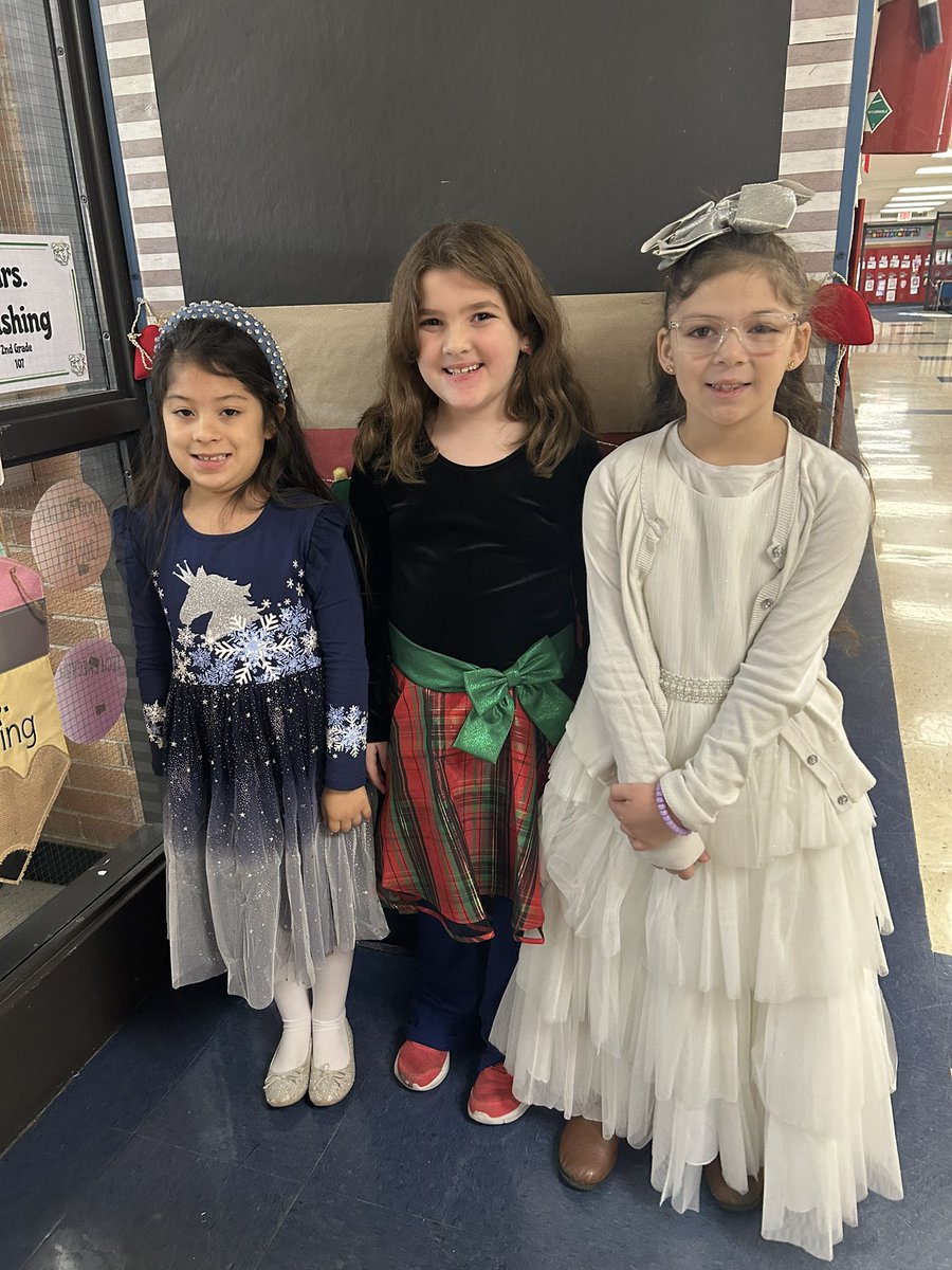 CushingColleen's tweet photo. All dolled up for our winter show! #IBelonginEvergreen #sw2ndgrade @EPSD124 https://t.co/qYcwCrRTcl