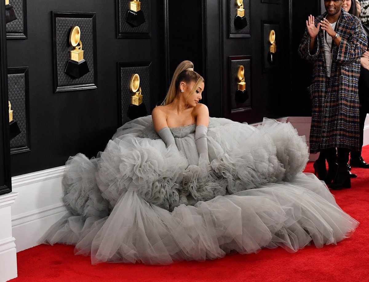 obviousari's tweet photo. ariana grande as loofahs: a thread https://t.co/3lRgsOqFyF