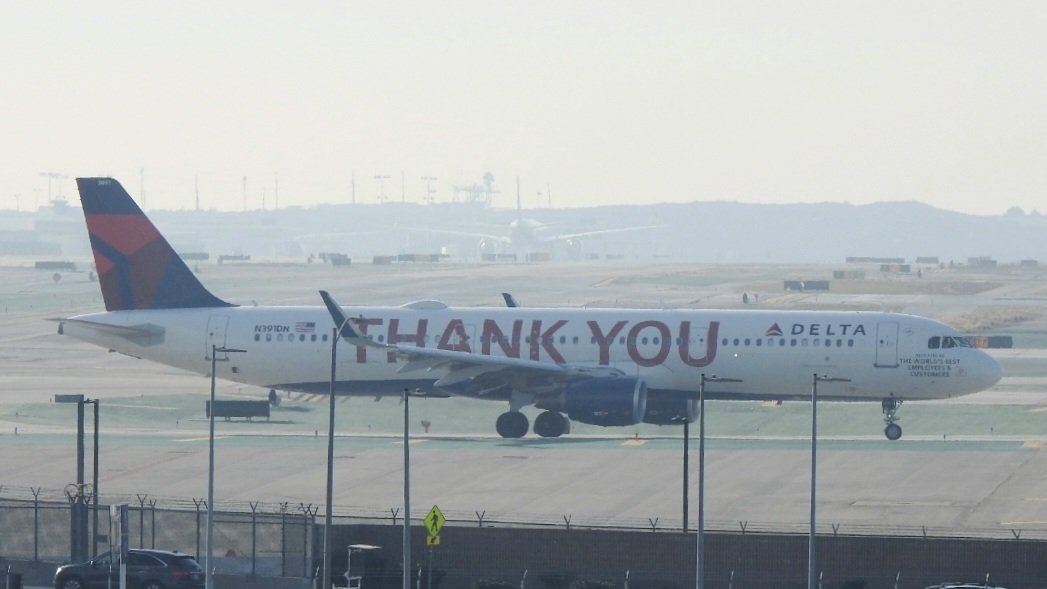 veryboeing's tweet photo. Delta Airlines #A321 -211 #N391DN 'Thank You' livery KLAX https://t.co/sxSLXxhMKW
