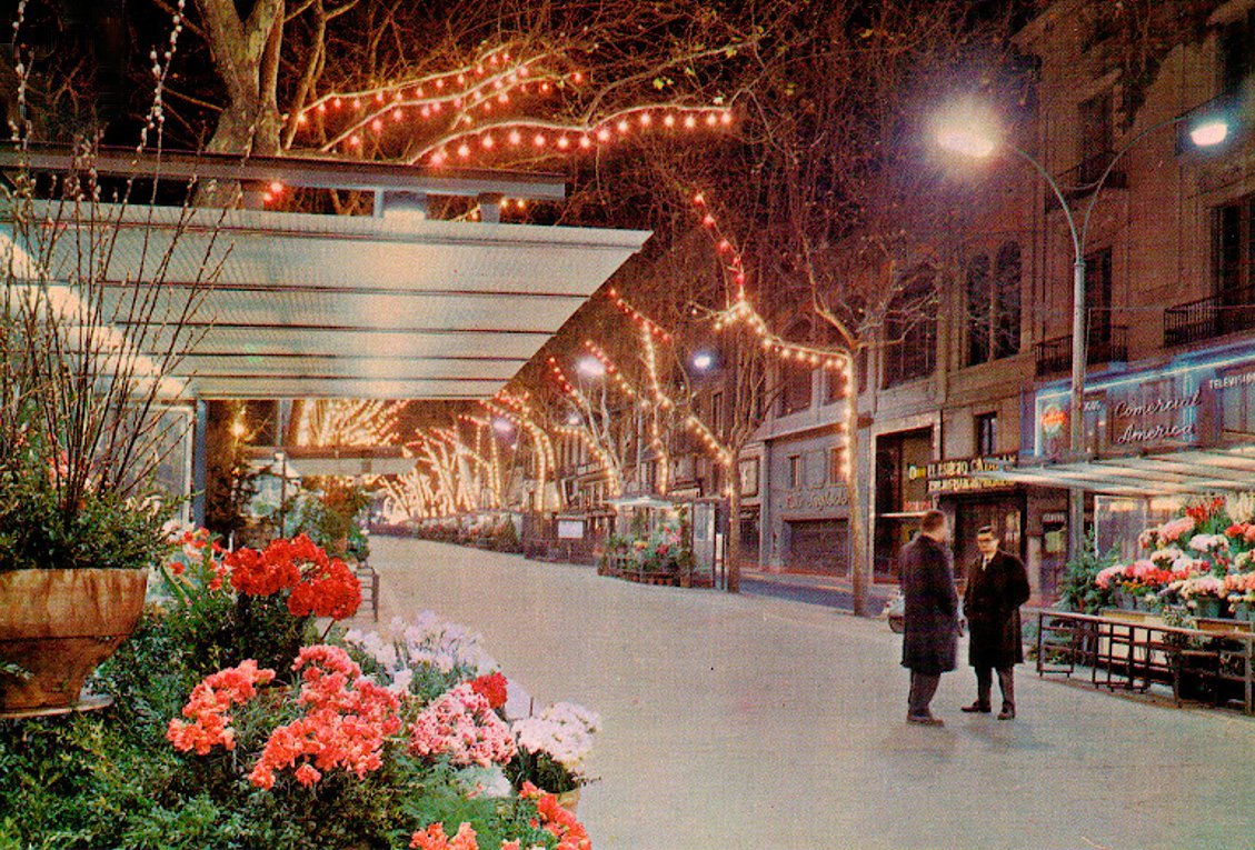 Il·luminació nadalenca de la Rambla de les Flors, en una postal dels anys '60.